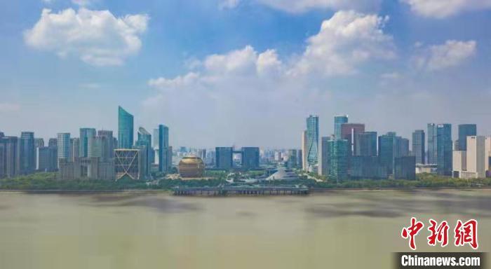 浙江杭州錢塘江畔?！⊥鮿?攝
