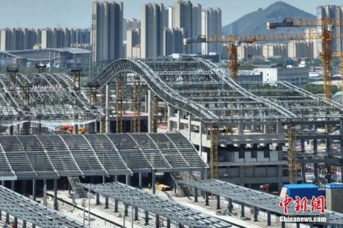 圖為航拍南沿江鐵路江陰站站房屋面鋼結(jié)構(gòu)桁架整體提升現(xiàn)場。(無人機(jī)照片) 中新社記者 泱波 攝